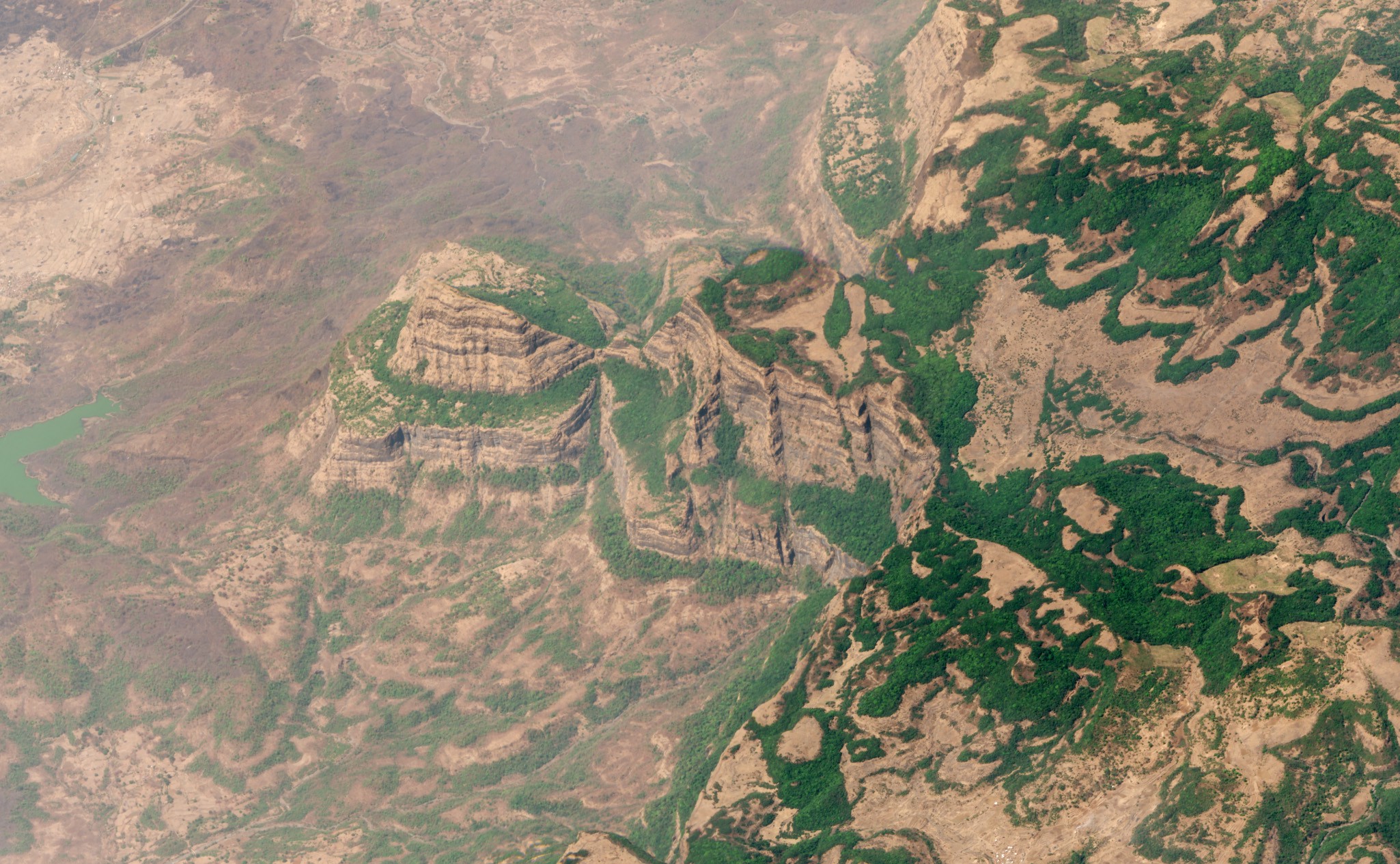 Dekkánské trapy (zdroj: Planet Labs, Inc - https://medium.com/planet-stories/earths-wonders-like-you-ve-never-seen-them-before-ac9e2f39aa56, CC BY-SA 4.0)